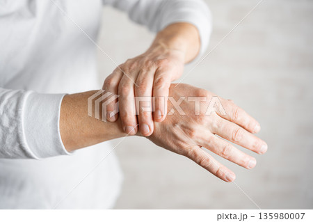 Carpal tunnel syndrome, wrist pain 135980007