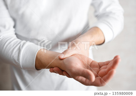 Carpal tunnel syndrome, wrist pain 135980009