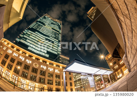 丸の内ビジネス街の夜景・車両の光跡イメージ 丸の内ビジネス街の夜景・車両の光跡イメージ 135980020