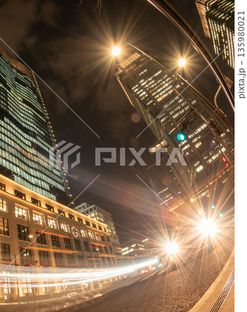 丸の内ビジネス街の夜景・車両の光跡イメージ 135980021