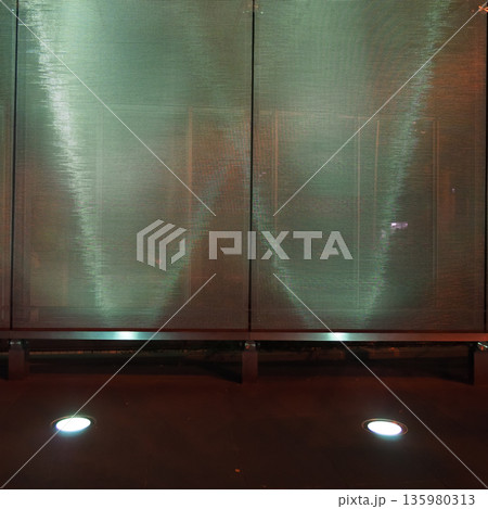 夜景に映える照明演出と壁面パターンの背景素材 135980313