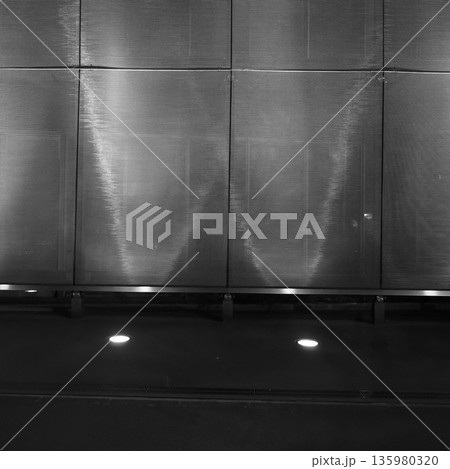 夜景に映える照明演出と壁面パターンの背景素材 135980320