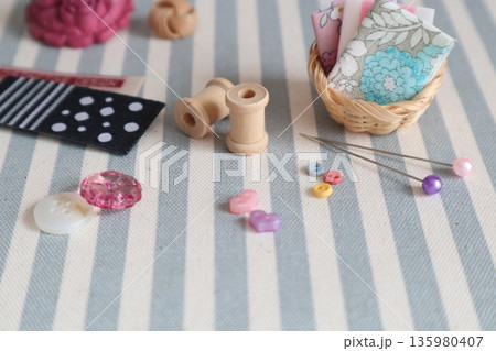 小さなボタンと待ち針達で裁縫イメージ 135980407