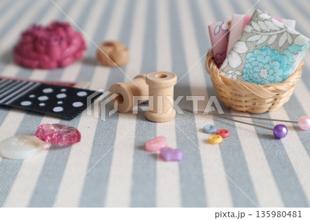 小さなボタンと待ち針達で裁縫イメージ 135980481