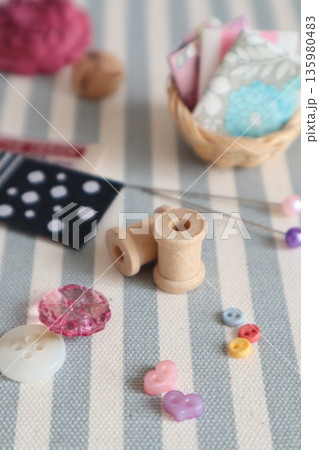 小さなボタンと待ち針達で裁縫イメージ 135980483