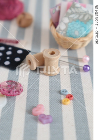 小さなボタンと待ち針達で裁縫イメージ 135980486