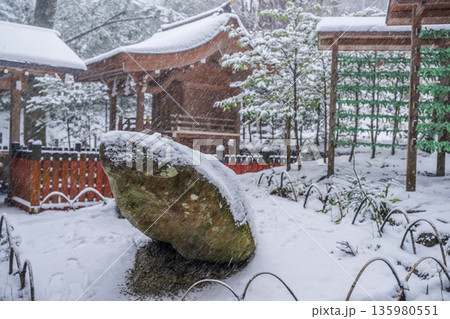 京都 雪の貴船神社結社 天の磐船 135980551