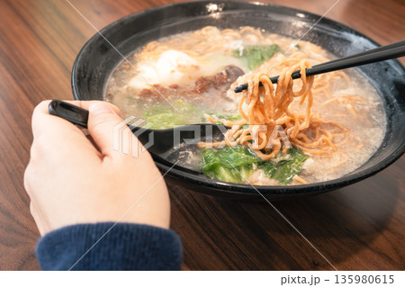 ヌードル 拉麺 麺 135980615