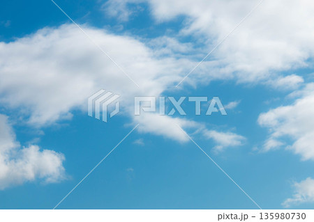 青空と雲の背景素材 135980730
