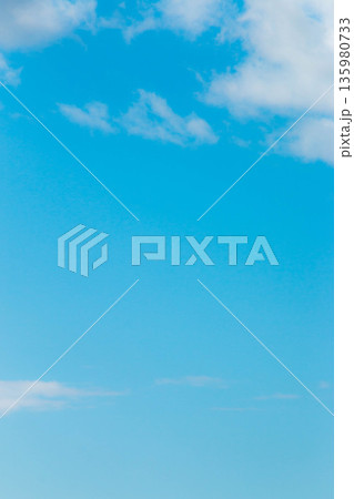 青空と雲の背景素材 135980733