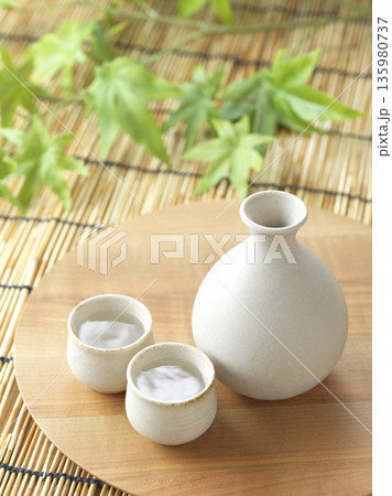 日本酒イメージ　徳利とお猪口のセット 135980737