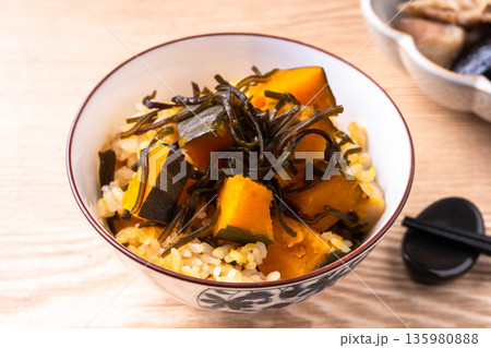 かぼちゃと塩こんぶの炊き込みご飯 135980888
