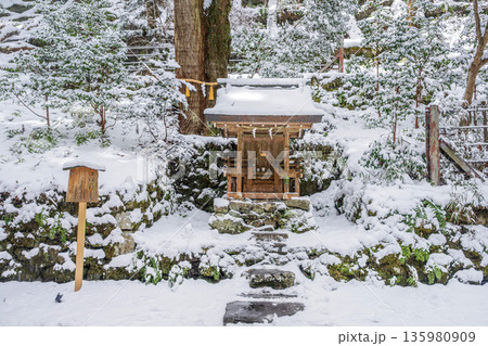 京都 貴船神社奥宮 雪の中の末社日吉社 135980909