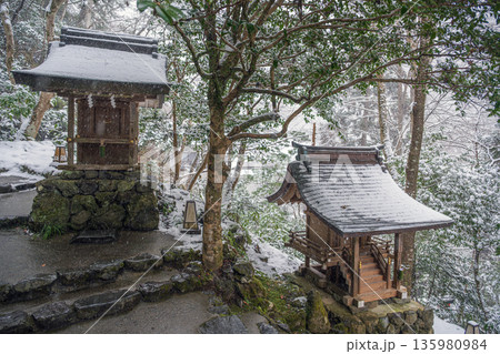 京都貴船神社 本宮 雪の中の境内末社（川尾社と牛一社） 135980984