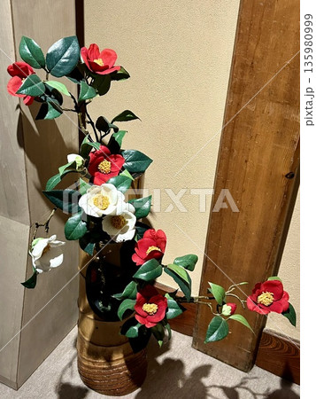 竹筒に生けられた紅白の椿 伝統的な和室を彩る冬から春の活け花 135980999