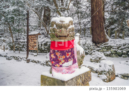 京都 貴船神社奥宮 雪を被る狛犬 135981069