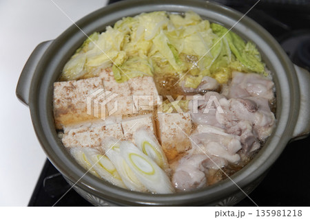 鶏肉と白菜の鍋を作る様子 135981218