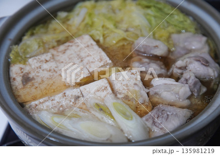 鶏肉と白菜の鍋を作る様子 135981219