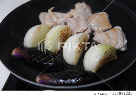 鶏もも肉と玉ねぎとナスを焼く様子 鶏もも肉と玉ねぎとナスを焼く様子 135981220