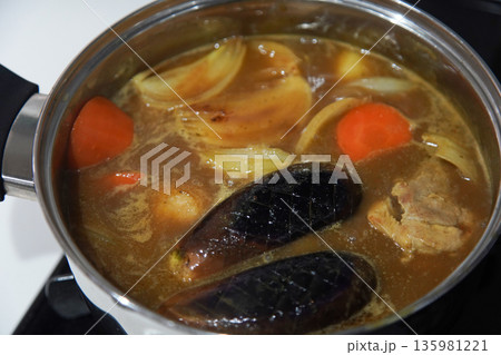 スープカレーを作る様子 135981221