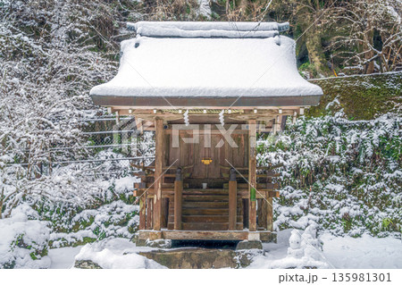 京都 貴船神社奥宮 雪の中の末社吸葛社 135981301