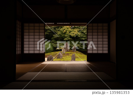 和室から眺める日本庭園のイメージ 和室から眺める日本庭園のイメージ 135981353