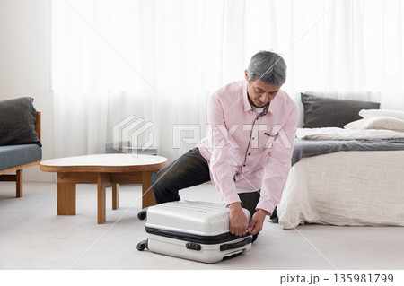 出張の準備をする男性 135981799