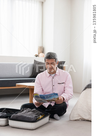 旅行の準備をする男性 135981805