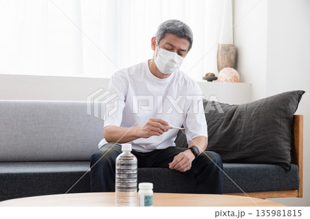体調不良の男性 135981815