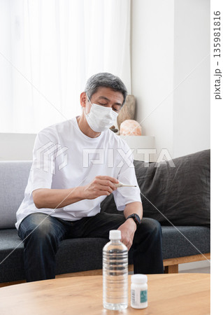 体調不良の男性 体調不良の男性 135981816