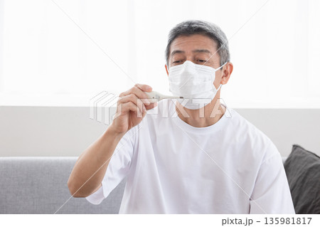 体調不良の男性 135981817