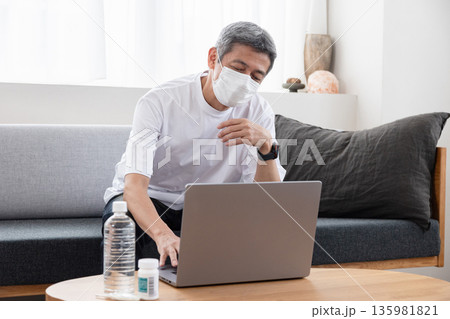 体調不良でリモートワークする男性 体調不良でリモートワークする男性 135981821