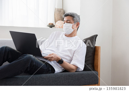 体調不良の男性 体調不良の男性 135981823