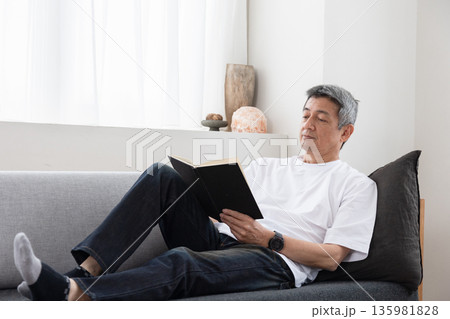 ソファで本を読む男性 ソファで本を読む男性 135981828