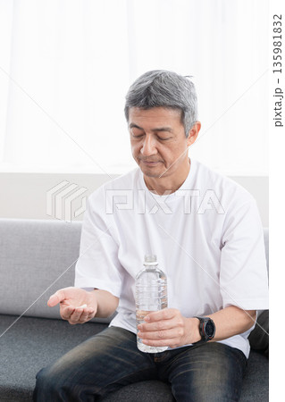 薬を飲む男性 薬を飲む男性 135981832