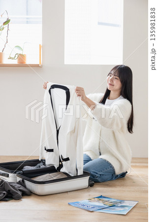 旅行の準備をする女性 旅行の準備をする女性 135981838