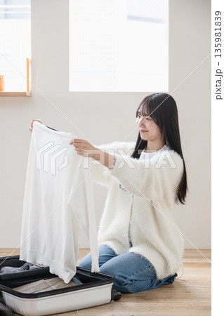 旅行の準備をする女性 135981839