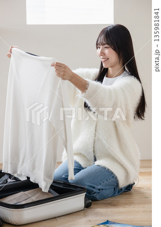 旅行の準備をする女性 旅行の準備をする女性 135981841