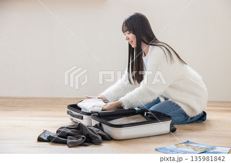 旅行の準備をする女性 旅行の準備をする女性 135981842
