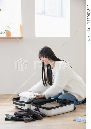 旅行の準備をする女性 旅行の準備をする女性 135981843