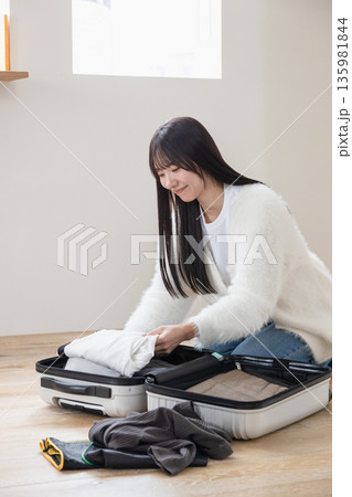 旅行の準備をする女性 135981844