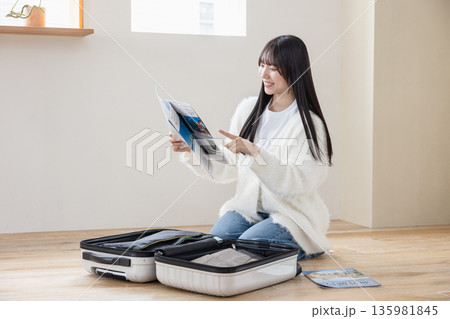 旅行の準備をする女性 135981845