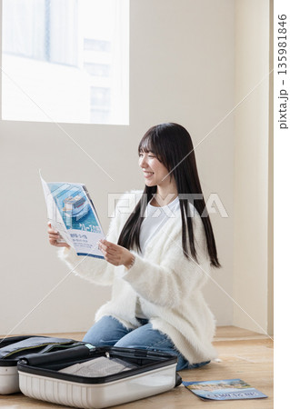 旅行の準備をする女性 135981846