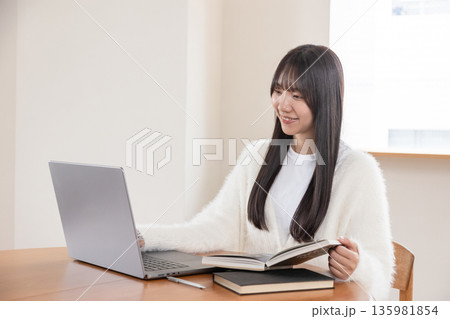 オンラインで学習する女性 オンラインで学習する女性 135981854