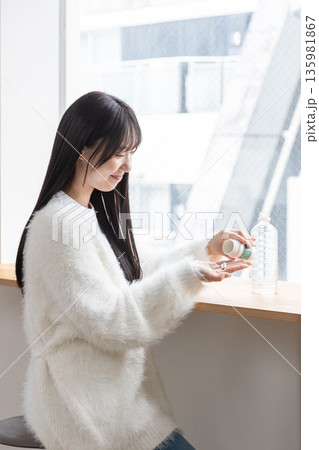 サプリメントを飲む女性 サプリメントを飲む女性 135981867