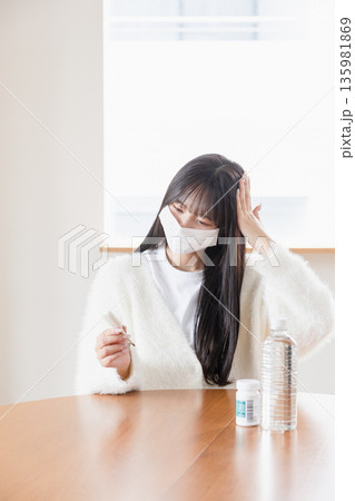体調不良の女性 135981869