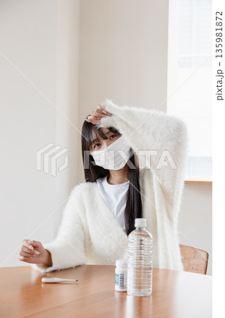 体調不良の女性 135981872