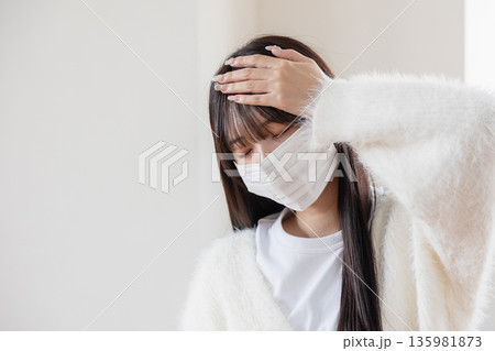 体調不良の女性 135981873