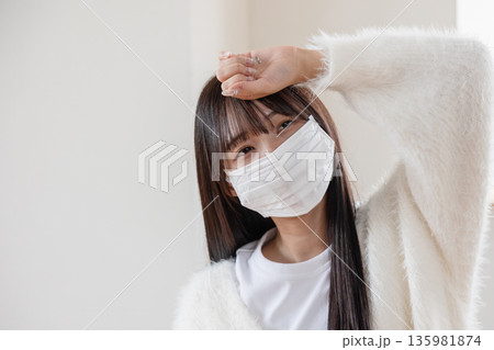 体調不良の女性 体調不良の女性 135981874