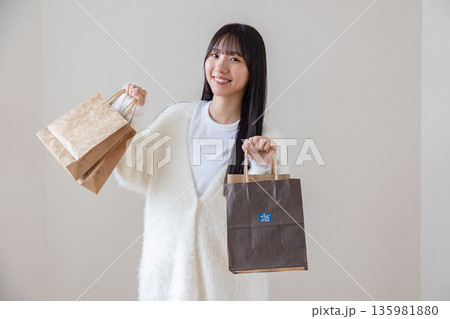 ショッピングバッグを持つ女性 135981880